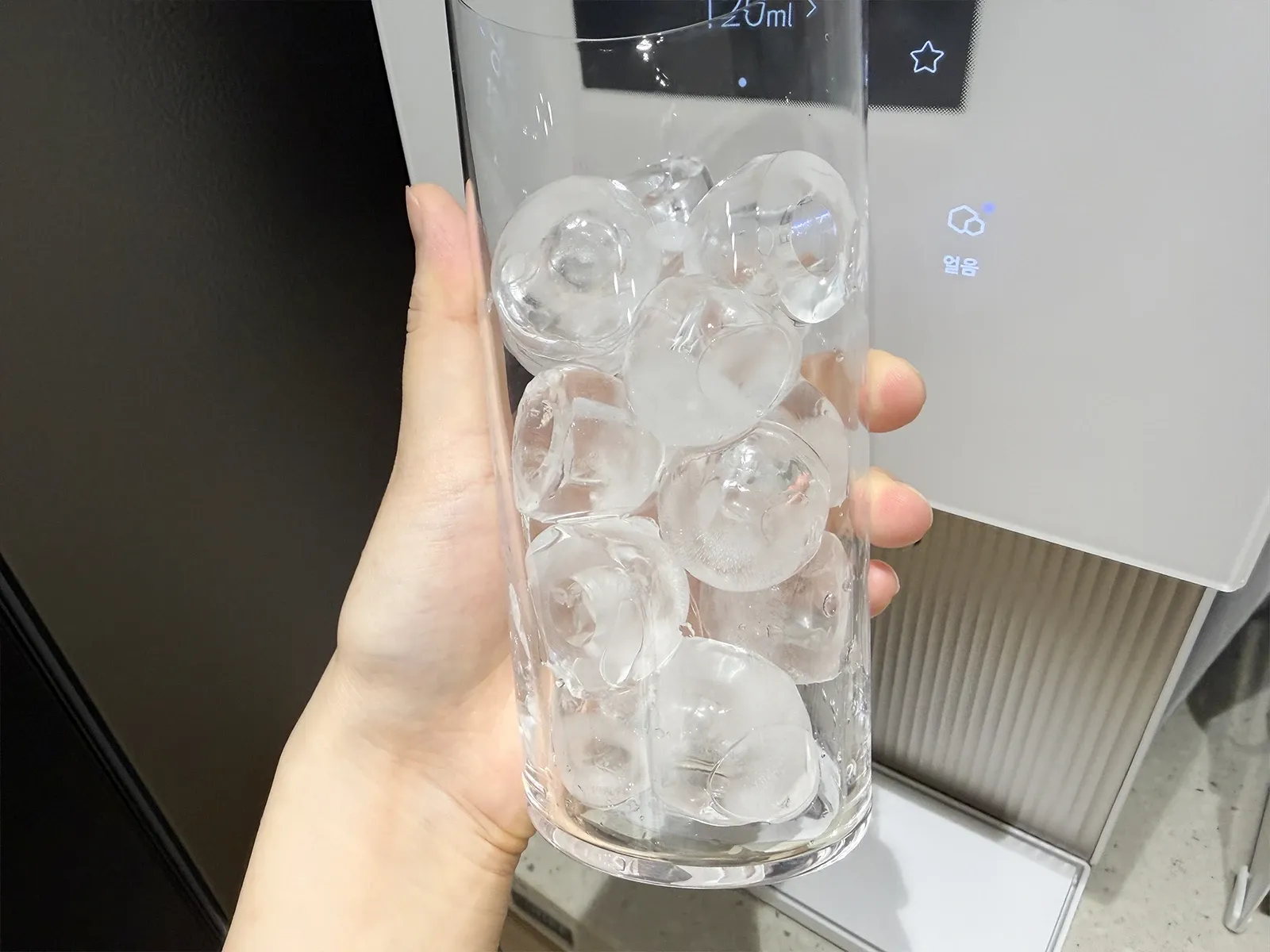 LG 퓨리케어 WD722RH에서 받은 얼음이 담긴 유리잔